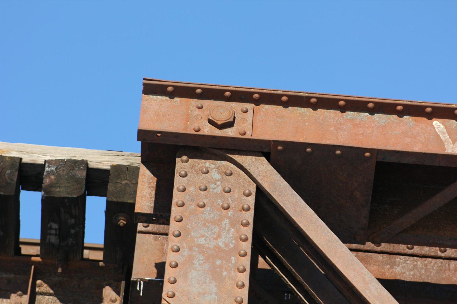 Upper angle connection